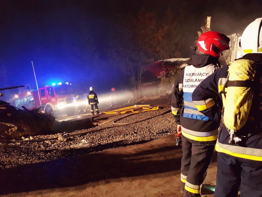 Żmiąca. Pożar w zakładzie przetwórstwa owocowego. Straty ponad milion złotych [ZDJĘCIA]