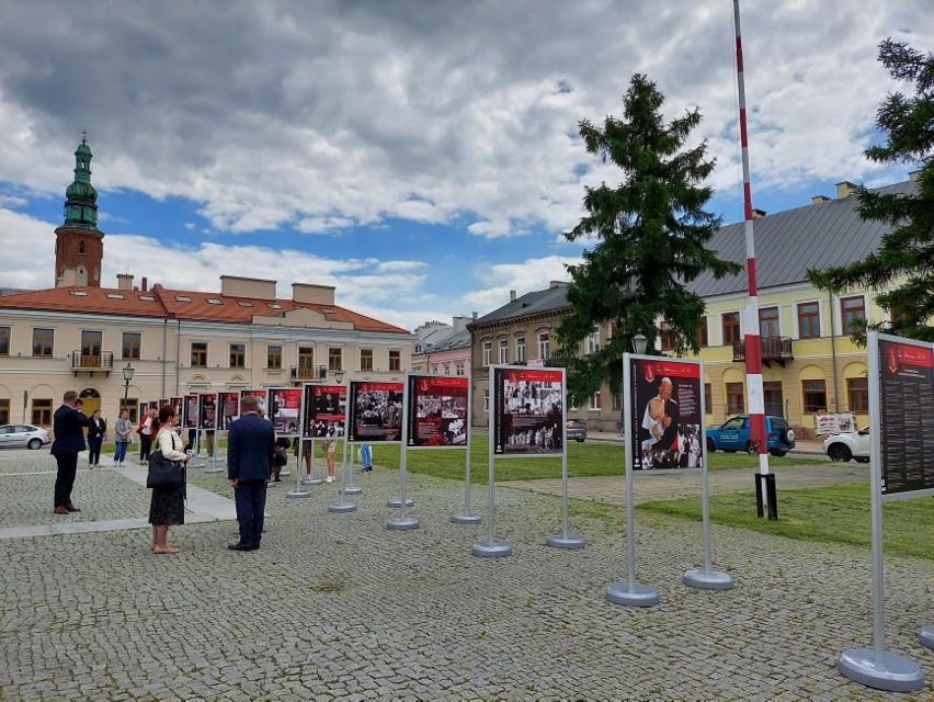 Wystawa plenerowa poświęcona Stefanowi Kardynałowi Wyszyńskiemu jest już otwarta na  Rynku w Radomiu przed Muzeum imienia Malczewskiego