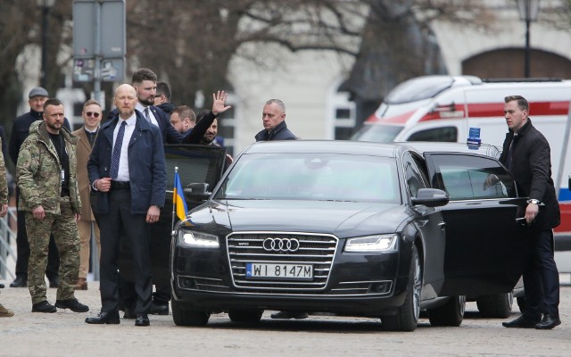 Prezydent Ukrainy Wołodymyr Zełenski wsiada do limuzyny przed Hotelem Bristol w Warszawie