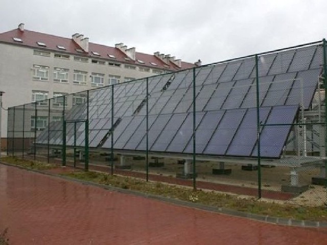 1,2 miliona złotych kosztował system kolektorów słonecznych do podgrzewania wody na morawickiej pływalni.