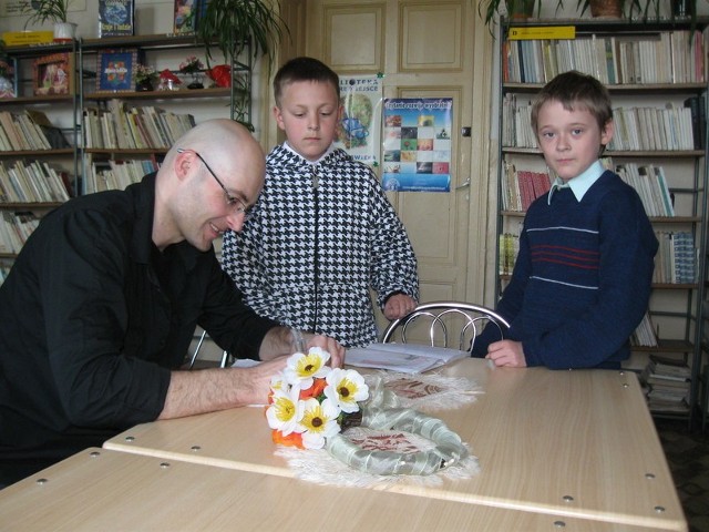Po spotkaniu autora książki z dzieciakami, do Marka Łazarza ustawiło się sporo młodych łowców autografów.