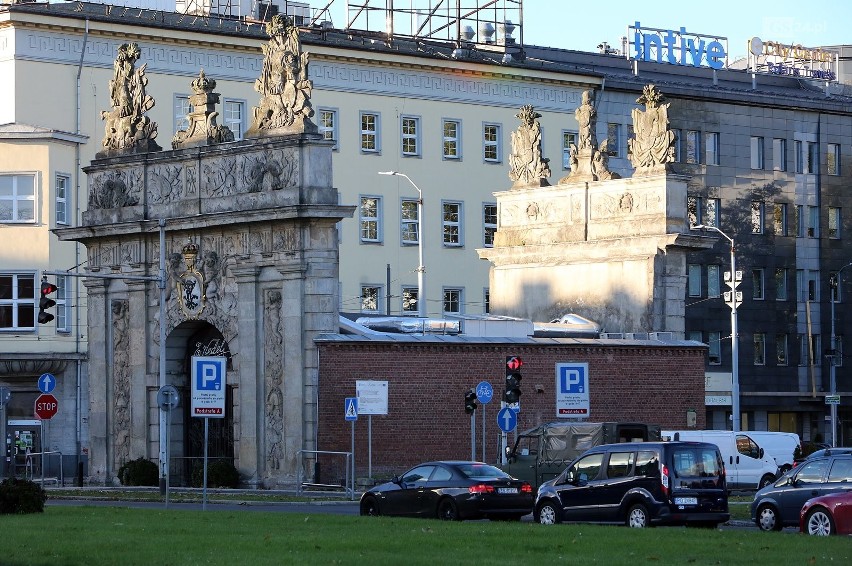 Pijalnia Czekolady Wedel powstaje w Bramie Królewskiej. Tylko ta klimatyzacja... Aż kłuje w oczy!