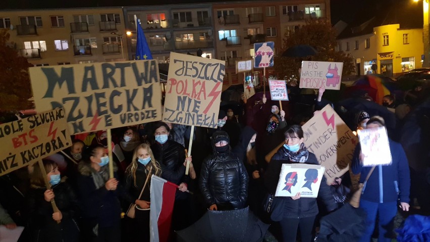 Powiększa się Strajk Kobiet w Strzelcach Opolskich. Uczestnicy protestowali pomimo deszczu