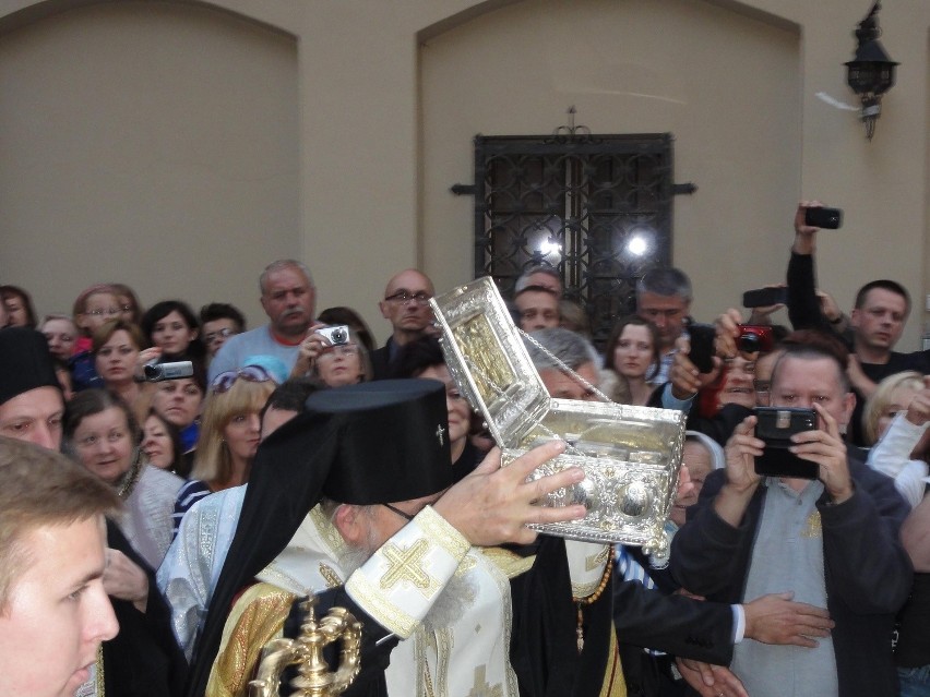 Ciepła dłoń św. Marii Magdaleny i drzazga z krzyża Chrystusa przybyły do Wrocławia (ZDJĘCIA, FILM)