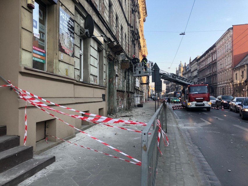 Posypała się kamienica na Traugutta. Zablokowana ulica, nie jeździły tramwaje