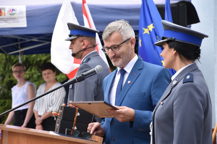 W imieniu samorządowców dziękował funkcjonariuszom i...