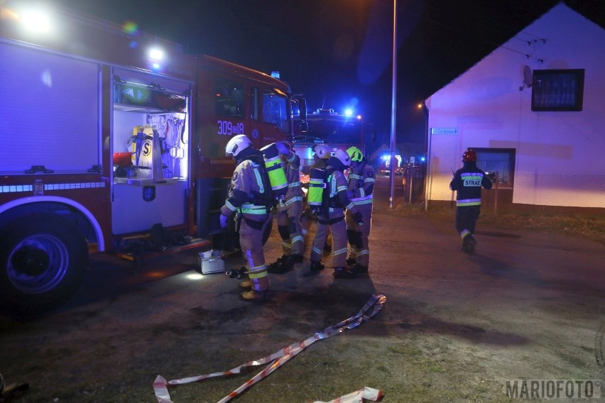 Pożar domu przy ul. Środkowej w Opolu. Ogień gasiło osiem zastępów straży pożarnej