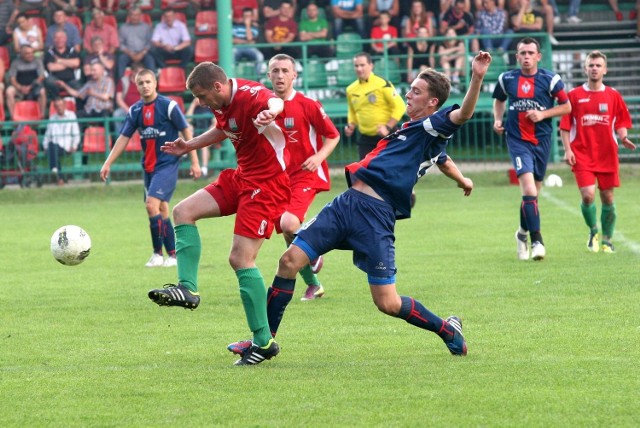 W Nisku piłkarze Sokoła (w czerwonych koszulkach) rozgromili rywali ze Sparty Jeżowe utrzymując pierwsze miejsce w tabeli. 