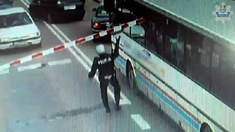 Lębork: Autobus z dziećmi utknął na torach kolejowych. Tragedii zapobiegł policjant [FILM]