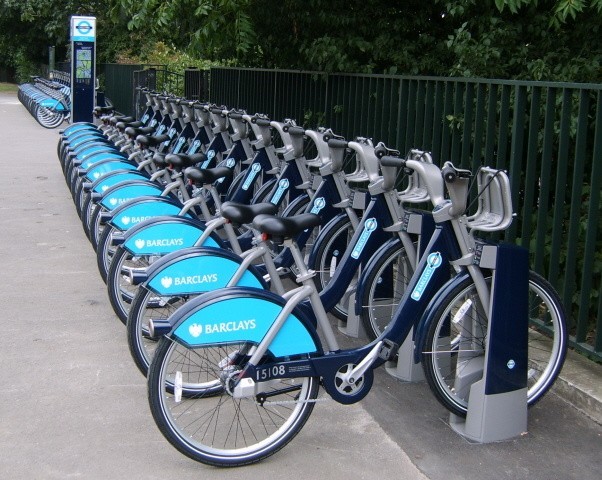 Wypożyczalnia rowerów w londyński Hyde Parku. To miasto w lipcu 2010 roku wprowadziło rozbudowany system wymiany, w skład którego wchodzi 8 tys. rowerów.