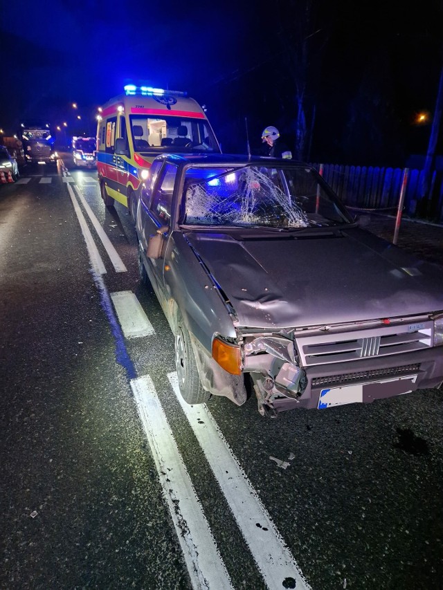 Wypadek w Krzeszowicach na drodze krajowej. Pojazd osobowy potrącił osobę pieszą