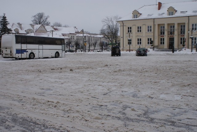 W Sokółce śnieg padał całą noc. Pługi nie nadążały z odśnieżaniem.