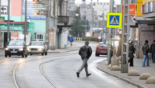 Na wyremontowanym odcinku ul. Sikorskiego ludzie muszą bardzo uważać na samochody