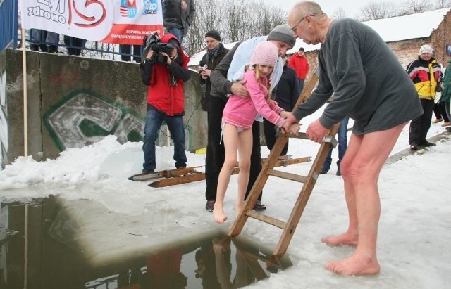 Paulina Sikorska wykazała się dużą odwagą. W lodowatej wodzie zalewu kieleckiego zanurzyła nogi.
