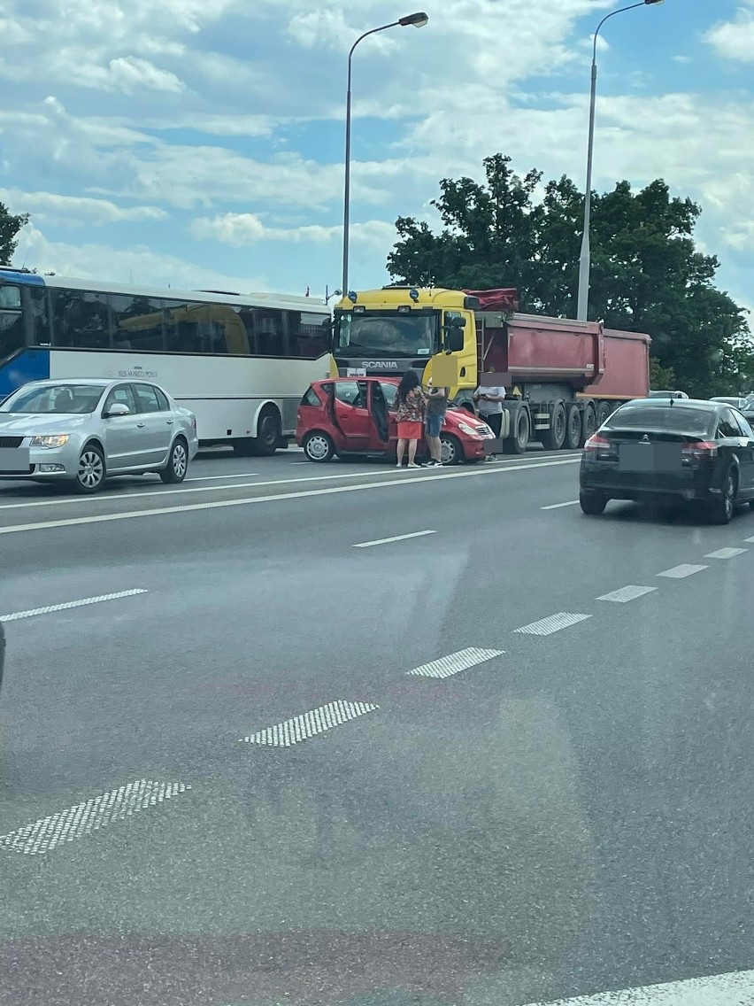 Ciężarówka zderzyła się z mercedesem na Karkonoskiej nad autostradą A4 [ZDJĘCIA]