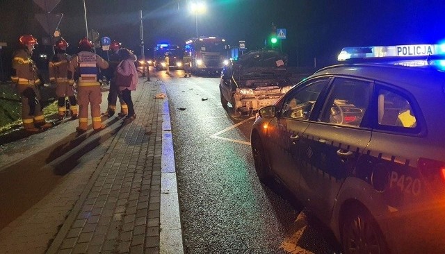 Tragiczny wypadek miał miejsce w Jaworznie, niedaleko popularnej Geosfery. 12-letnia dziewczynka weszła na jezdnię, na słabo widocznym dla kierowców przejściu dla pieszych, sygnalizacja najprawdopodobniej wskazywała czerwone światło.