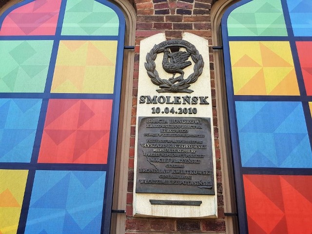 Tablica upamiętniająca honorowych Braci Kurkowych, którzy zginęli w katastrofie smoleńskiej 10 kwietnia 2010 r.