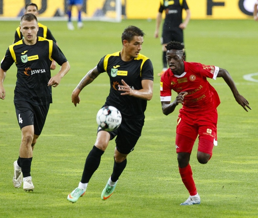 Widzew pokonał GKS w strugach deszczu. Niby u siebie, ale na...