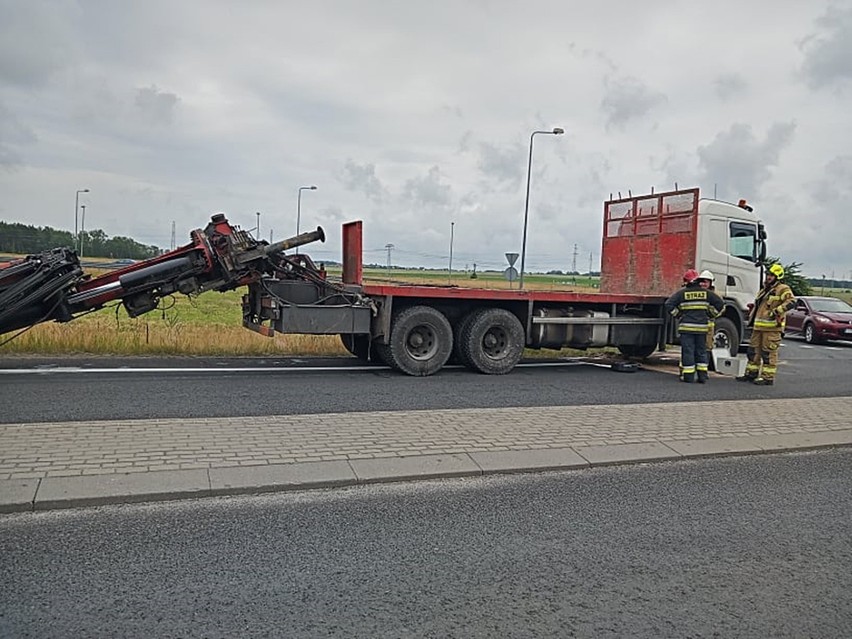 Zablokowana droga pod Stargardem. Uderzył dźwigiem samochodowym w wiadukt. Wjechał w bariery