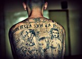 Tatuaże więzienne - ozdoba, przymus, czy symbol hierarchii. Co oznacza tatuaż robiony w więzieniu [ZDJĘCIA, SYMBOLIKA]