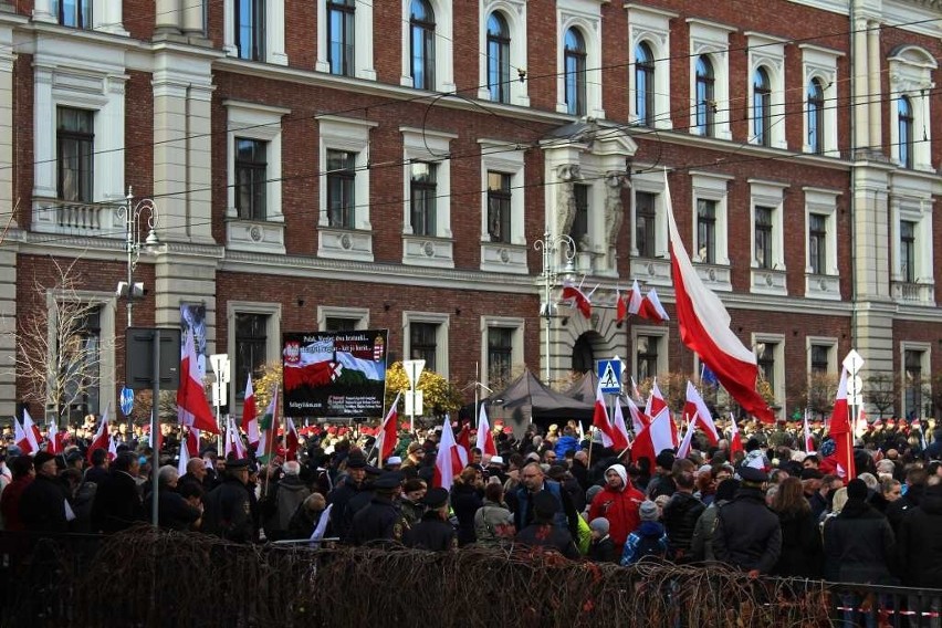 Kraków. Tysiące osób wzięło udział w pochodzie patriotycznym z okazji Święta Niepodległości [ZDJĘCIA]