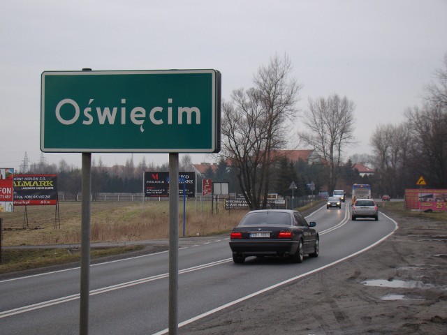 W tym rejonie przyszła obwodnica Oświęcimia ma przecinać się z drogą wojewódzką 933. Jest to ponad 1 km od terenów byłego niemieckiego nazistowskiego obozu koncentracyjnego i zagłady Auschwitz-Birkenau