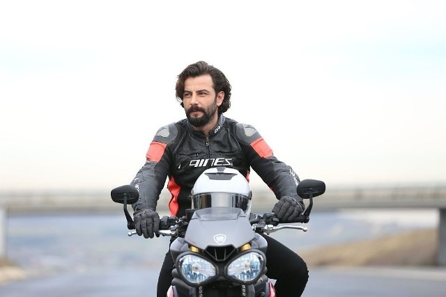 Gökberk Demirci jest fanem motoryzacji. Zobacz, jak serialowy Emir spędza swój wolny czas.