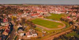 Zmiany na stadionie Ośrodka Sportu i Rekreacji w Świebodzinie. Będzie nowa powierzchnia boiska, oświetlenie i budynek gospodarczy