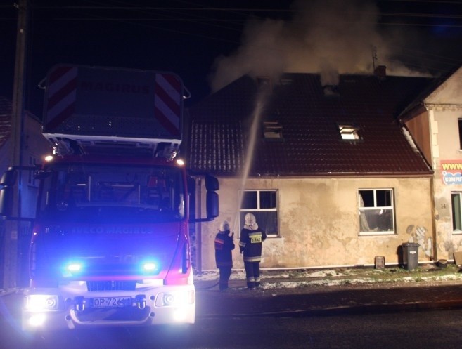 Pozar poddasza domu w Karczowie w gminie Dąbrowa.