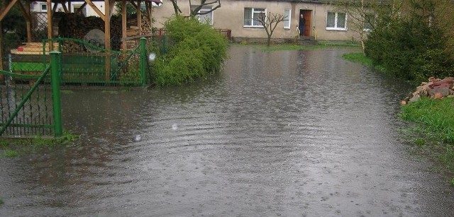 Zdjęcie podwórka przy ul. Cmentarnej 1 podesłał nam Czytelnik, który mówi, że po ulewach woda sięga tu do połowy łydki.