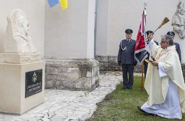 W dniu wdzięczności za kanonizację, ksiądz kanonik Jan Staworzyński poświęcił rzeźbę przedstawiająca świętego Jana Pawła II.