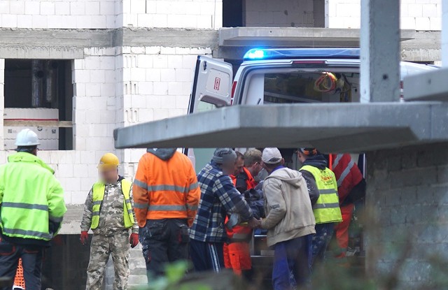 Do tragicznego wypadku doszło dziś rano na budowie przy pl. Wolności w Dziwnówku. Aktualizacja, godz. 13.45Elżbieta Sochanowska, rzecznik prasowy Wojewódzkiej Stacji Pogotowia Ratunkowego potwierdza, że mężczyzna spadł z trzeciego piętra na budowie. Dodaje, iż ma 30 lat. Został śmigłowcem przetransportowany do szpitala w Gryficach. Jego stano pani rzecznik określiła jako poważny. Okoliczności zdarzenia wyjaśnia policja, sprawą zajęli się także inspektorzy PIP.