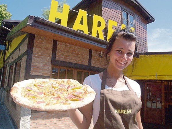 Justyna Musiał przyjechała popracować w nadmorskim Unieściu aż z Wałbrzycha. Jest kelnerką w nowym lokalu Harem, w którym wczasowicze objadają się m.in. pysznymi pizzami. Kelnerki zarabiają tutaj 1.800 zł miesięcznie. Do tego trzeba doliczyć jeszcze napiwki. &#8211; Jestem zadowolona z zarobków &#8211; mówi Justyna.