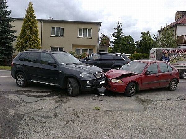 Policjanci z Międzychodu zatrzymali mężczyznę, który wymusił pierwszeństwo swoim samochodem i uderzył w naczepę tira. Kierowca był pijany. 