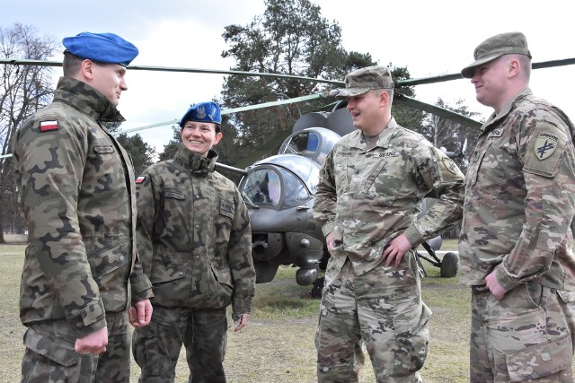 Polscy żołnierze - podporucznik Artur Leksander i kapitan Sylwia Marczak oraz ich amerykańcy sojusznicy -  sierżant Clayton Hildebrandt i specjalista Bryce Buren podczas przyjacielskiej pogawędki na służbie w Kielcach.