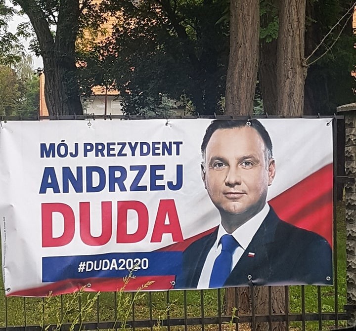 Ten baner urzędującego prezydenta, a raczej miejsce jego...