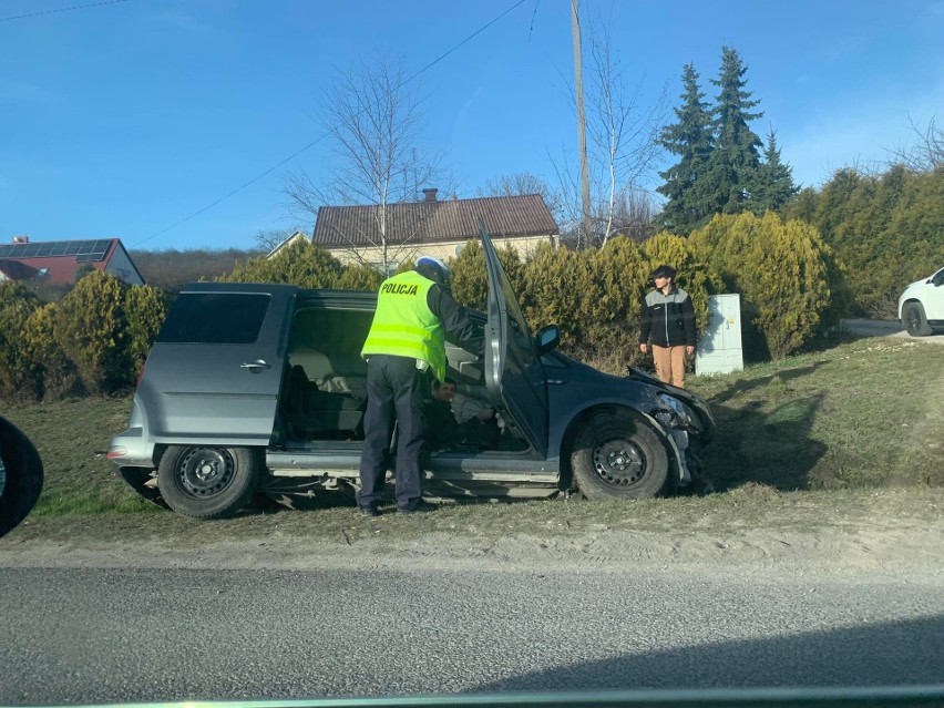 Wypadek w gminie Busko-Zdrój. Na drodze krajowej nr 73 volkswagen zjechał na przeciwny pas i uderzył w przepust. Dwie osoby w szpitalu