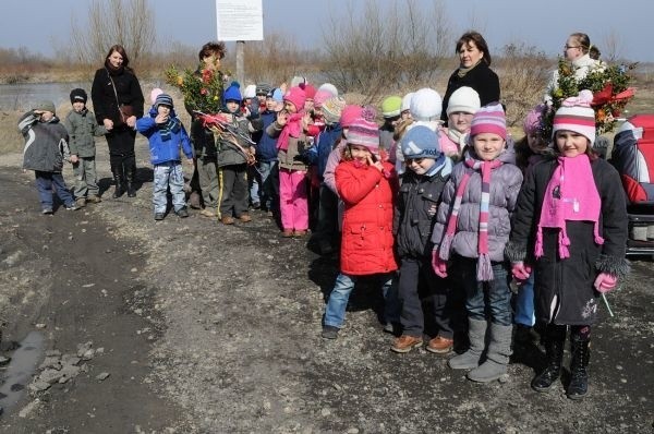 Dzieci oraz nauczycielki z klasy zerowej Szkoły Podstawowej numer 10 w Tarnobrzegu &#8222;żegnali&#8221; zimę tuż przy przeprawie promowej nad brzegiem Wisły.