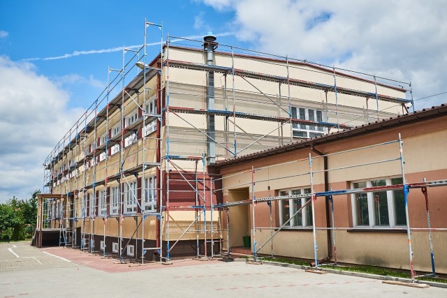 Przy budynku Publicznej Szkoły Podstawowej w Skrzyńsku pod Przysuchą już stanęły rusztowania, ruszył remont szkoły.