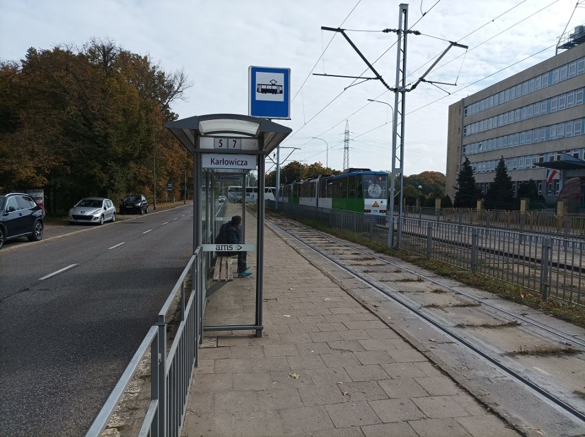 Przystanek komunikacji miejskiej niedaleko stadionu Pogoni...