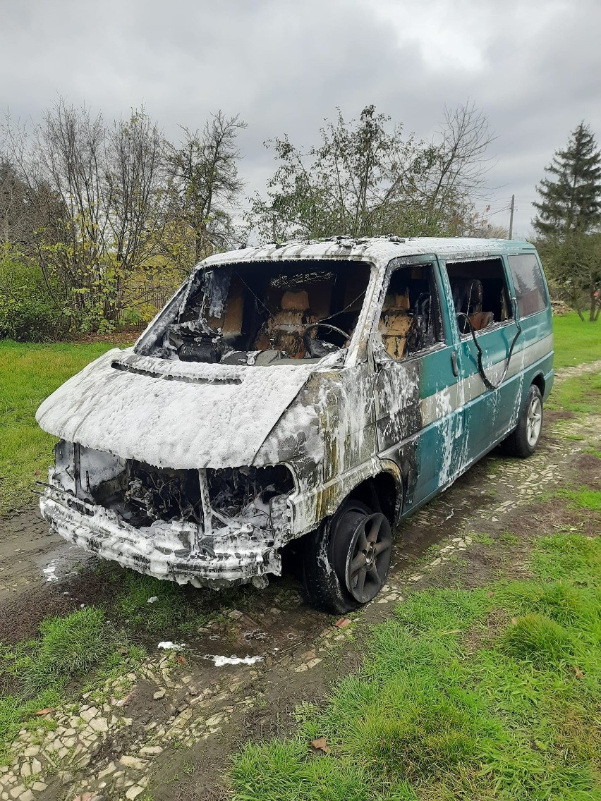 Pyrzyce. Płonął samochód i elewacja budynku. Udana akcja strażaków