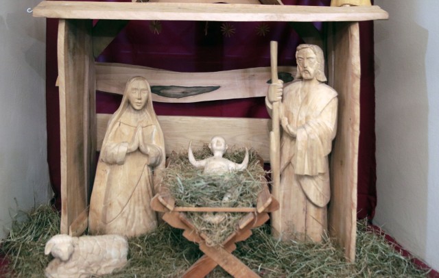 Szopka Bożonarodzeniowa wykonana przez grudziądzkiego rzeźbiarza Cezarego Kopika i kącik świąteczny  w muzeum w Grudziądzu