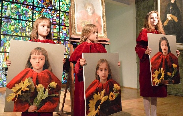 Muzeum Ziemi Lubuskiej w Zielonej Górze, 1 czerwca 2016 r.: laureatki castingu na sobowtórkę „Dziewczynki ze słonecznikami” Olgi Boznańskiej.