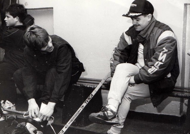 Żużlowcy grali w hokeja już w latach 90. - na zdjęciu Krzysztof Kuczwalski i Robert Sawina