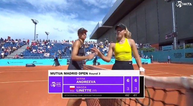 Magda Linette i Mirra Andriejewa po meczu w trzeciej rundzie turnieju WTA 1000 Mutua Madrid Open