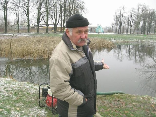 - To skandal, że po tylu latach wywiozą ryby i kaczki, a staw zasypią ziemią - mówi Henryk Filipowski.