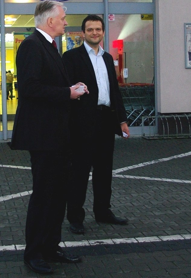 Poseł Jarosław Gowin (z lewej) podczas spotkania w Kazimierzy Wielkiej wyraził popracie dla kandydata na burmistrza - Huberta Przybyszewskiego.