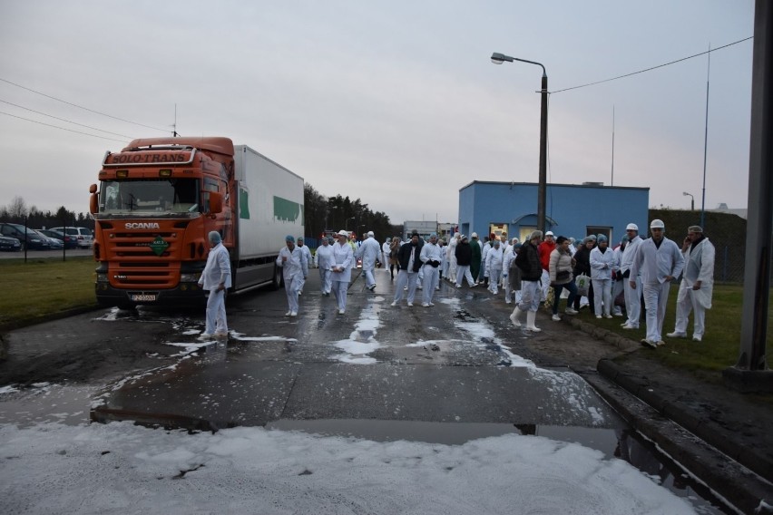 Wyciek amoniaku w zakładzie spożywczym w Przechlewie 16.12.2019. Ewakuowano ponad 400 osób, trwa ustalanie przyczyn [zdjęcia]