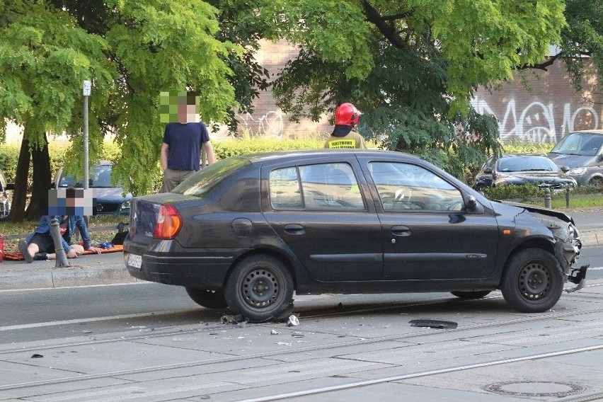 Wrocław: Wypadek na Jedności Narodowej. Samochód przeleciał na boku 100 metrów