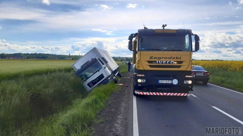 Kolizja na drodze krajowej nr 40 w miejscowości Wierzch.